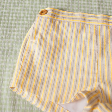 Pantalón Corto Raya Amarilla.