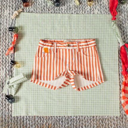 Pantalón Corto Vaquero Raya Roja.