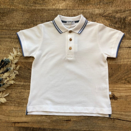 Polo Blanco Cuello Azul Claro.