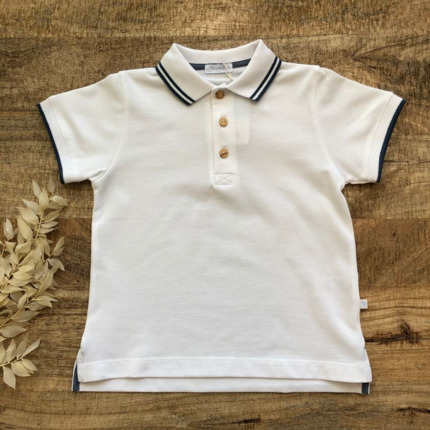 Polo Blanco Cuello Azul Oscuro.